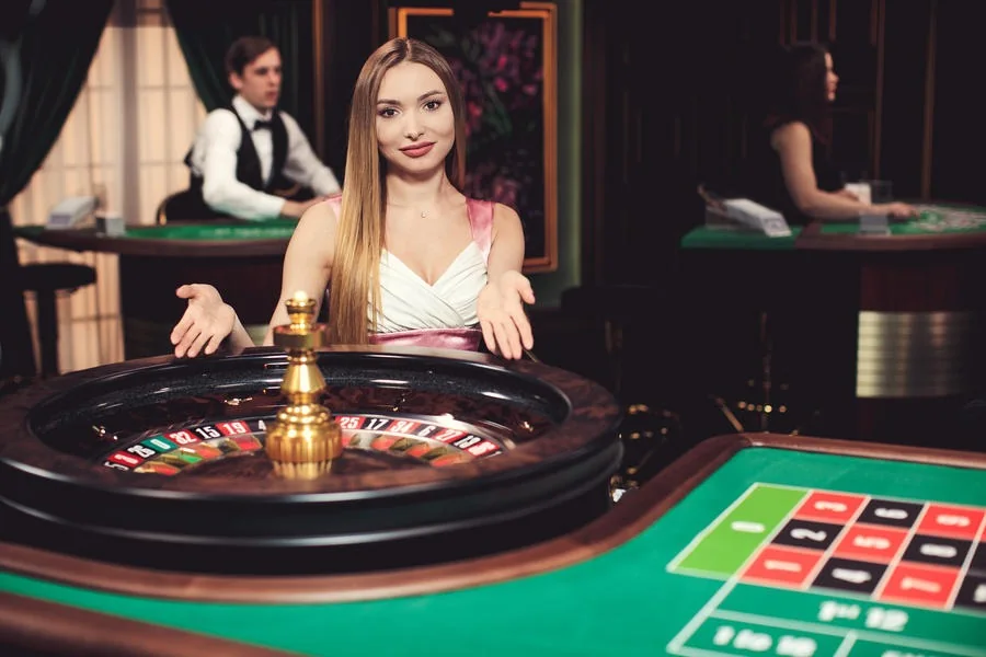 Dealer memandu permainan meja kasino live